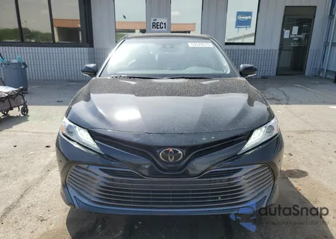 2018 Toyota Camry L z USA, uszkodzony, nr VIN 4T1B11HK4JU077431